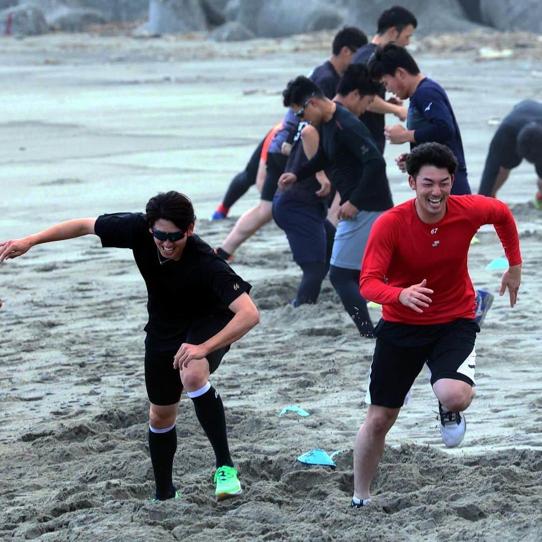 遠藤淳志のインスタグラム：「秋季キャンプ第1クール終了✌️ 意外とこの時期でも海入れたのは驚き！笑  #明日はオフ #あと2クール💪 #頑張ります」