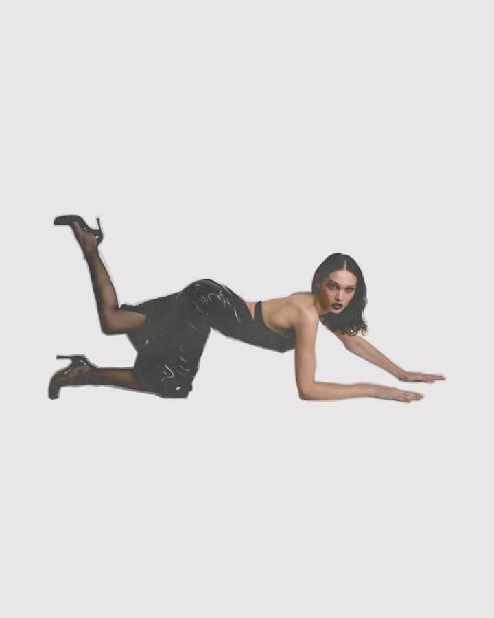 エルエヌシーシーのインスタグラム：「Cut, pasting and collaging the femme fatale archetypes with @sportmax  We invited photographer and videographer Tom Goddard to montage new face Dalton Dubois’ own Hot Girl Moment.  Visuals @mrtomgoddard Talent @itsdaltond  H&MU @keiatamsin  View the full feature via the link in bio.」