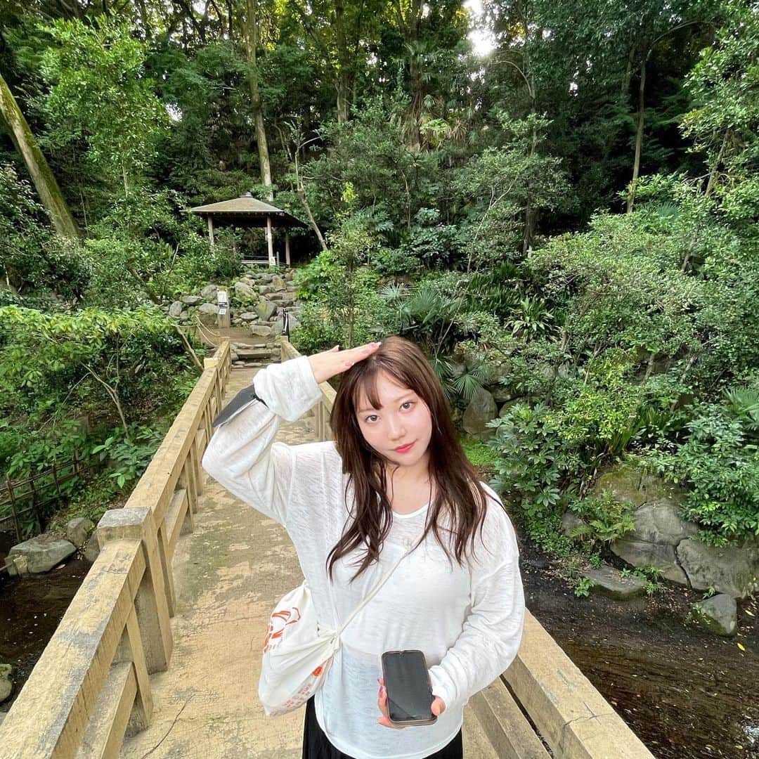 小笠原星のインスタグラム：「季節外れの投稿☀️🌿 4枚目は木からパワー感じてます」