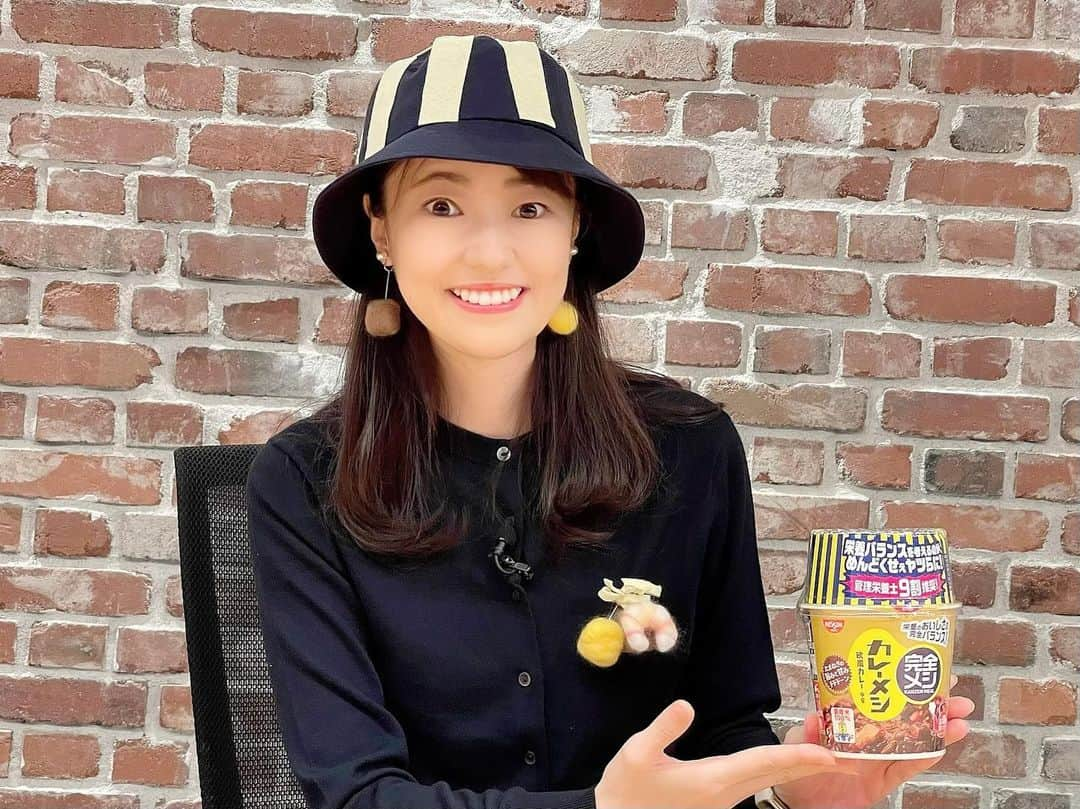 山口真奈のインスタグラム：「あす土曜日 正午からは #MBCテレビ #週刊1チャンネル   📺1chは「 #日清食品 #完全メシ 」特集 「かごしまの風と光とナポリ祭」生中継など  #カップヌードルミュージアム などで日清食品のみなさんに完全メシについてお話を伺いました！  手作り完全メシ帽子で気合いを入れて取材してきました！お楽しみに✨  #カレーメシ とお揃いの帽子に #カップヌードル たまごと謎肉のイヤリング、麺とたまご、海老のブローチです😏」