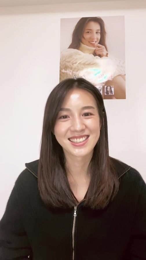 のインスタグラム：「お腹が鳴ってしまってごめんなさい🙇‍♀️  カレンダー発売記念イベントのチケット購入はこちらから↓ https://www.hmv.co.jp/store/event/46536/  カレンダーは12月5日から発売されます。発売日からこちらのサイトで購入できるようになります↓ https://www.sweetpower.jp/nanami/ 　(スウィートパワーホームページ)」