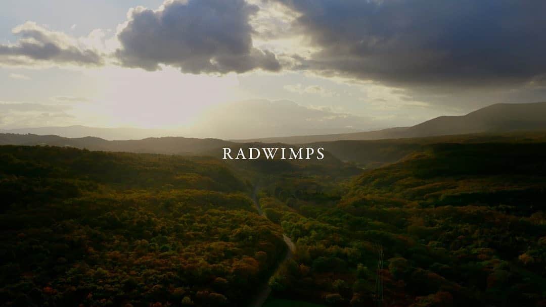 山田智和のインスタグラム：「RADWIMPS「カナタハルカ」Music Videoを監督しました。 I directed a new music video for RADWIMPS "KANATA HALUKA"  @radwimps_jp @yoji_noda   Cast : SENNA IKEDA @senna.ikeda / SHAY INADA @shay_inada / SHINZO HOTTA @hottashinzo / NAOKO ICHIROMARU @naoko_ichroumaru   Director / Cinematographer : TOMOKAZU YAMADA  Assistant Director : KOTATSU / KEIGO KIDANI Steadicam operator : TAKUMA IWATA @steadicam_takuma  Drone : MICHITO TANAKA Camera Assistant : HIROSHI SHONO @h.sho45 / YUKI MAKIXIMA @yuki__maxima  Focus Puller : RIN HAMAMOTO / TAKESHI YUASA DIT : NORIAKI ISHII Lighting Director : KAZUHIDE TOYA @kazuhidetoya  Light Assistant : YUKINORI SUDA / KOHEI MOCHIZUKI / MOEKA ONOSE Art Designer : SHIZUKA AOKI @chan_shi26  Art Assistant : NAGI NOHARA / RIKO YAMAMOTO Hair&Make : ASAMI NEMOTO @asami_nemoto / ERIKO YAMAGUCHI @eriko_yamaguchi_  Hair&Make Assistant : AIRI KUDO Stylist : MASATAKA HATTORI @masataka_hattori  Stylist Assistant : MIDORI NAMEKATA / AYAKO OGURI / MINAMI MURAMATSU Casting：YOKO YAMASHITA @hako5482  Colorist : TOSHIKI @toshiki_kame  Offline Editor : SACHI SASAKI @ssachi0528  Online Editor : SHUNSUKE ENDO Title Design : KENTA HIRAMOTO @hirakenta  Location Coordinator : JO KAWAKITA / MASAKI OHISHI（MASUKU）/ YUSUKE SATO (GOLD LOCATION） Cooperation : ZEAL Co.,LTD. / HAKODATE FILM COMMISSION / BONDS / SOUNDCREW Co, Ltd. Special Thanks : TOKYU CORPORATION / TOKYU CONSTRUCTION CO., LTD. Production Manager : SHUNSUKE TOMIKI / AMI KANEFUSA / KIYOSHI SATO / KOHEI MARUTA / TOMOHIRO KOGO / ARISA KATO / HIROAKI OKAWA / ISSEI YAMAZAKI Producer : MIZUKI OHNO @makkuron0502  Production : GEEK PICTURES  #RADWIMPS #カナタハルカ #KANATAHALUKA #すずめの戸締まり」