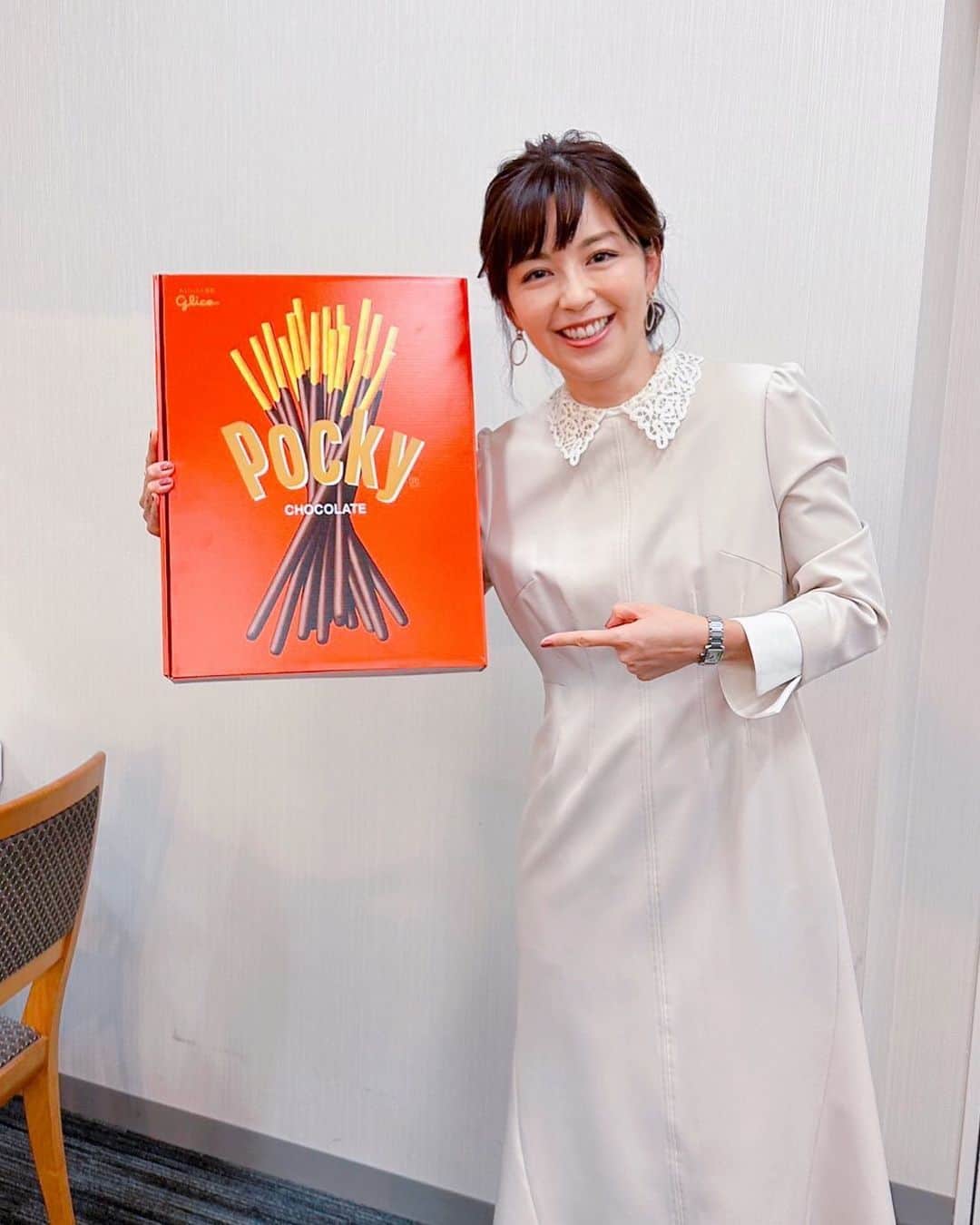 中野美奈子のインスタグラム：「お仕事中にスタイリストさんが持ってきてくれました！  今日はポッキーの日だそうです。 この箱の中にいろんな味のポッキーが入ってました。 ありがとうございました♡  そういえば、昔これくらいのサイズの太いポッキーもありましたよね。 今もあるのかな？？  私は極細をキンキンに冷やして食べるのが好きです。  @outfitjun  #ポッキーの日 #11月11日  #あと2か月で今年も終わり   #中野美奈子」
