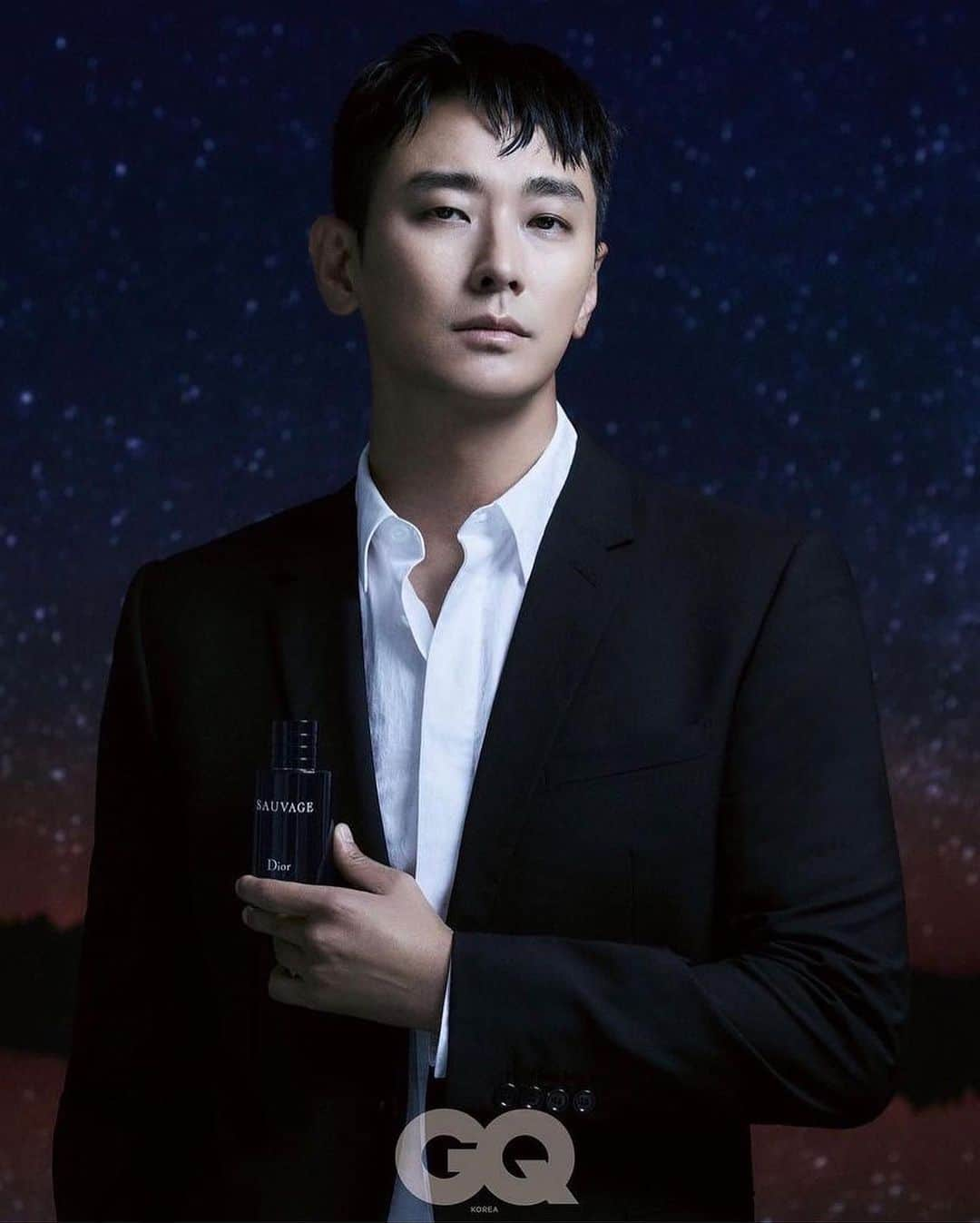 チュ・ジフンのインスタグラム：「DIOR BEAUTY X GQ KOREA 강렬하고 신비로운 향의 디올 소바쥬와 함께한 시간  #디올뷰티 #디올향수 #디올소바쥬 #소바쥬오드뚜왈렛 #DiorParfums #DiorSauvage @DIOR」