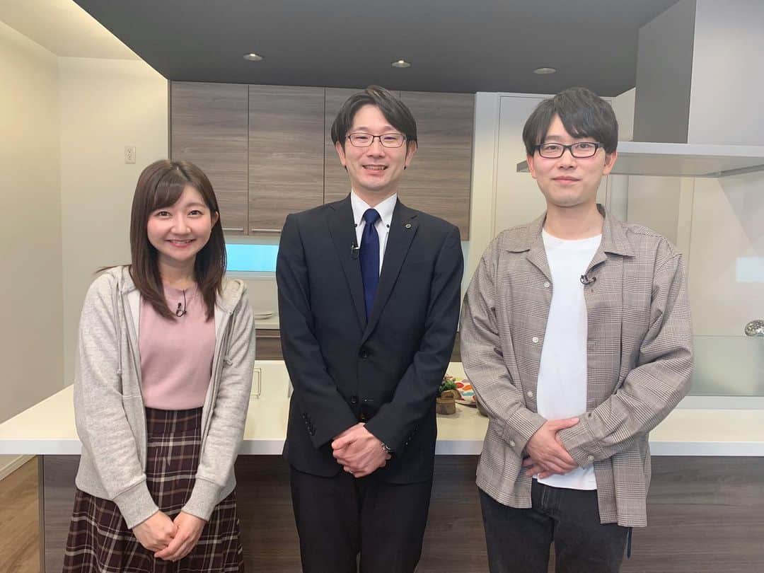 稲葉千秋のインスタグラム：「明日は…  久々にメッセージに出演します🎵  今回は県庁広報課のYさんと、夫婦役に挑戦！ 実は同い年で、 Yさんの仲の良い同期が、私の中学の同級生😳✨  というご縁もあり、 なんだか撮影も和気あいあいと楽しかったです😁  テーマは、共働き世帯の家事について。 わっかる〜と思う方、多いと思います😌  9:30〜ぜひご覧ください❣️  3枚目は、独特な拍手をするシーンを 再現したポーズなのですが、 見事にそのシーンはカットされたそうです🤣  #青森県広報番組 #メッセージ #message #稲葉千秋」