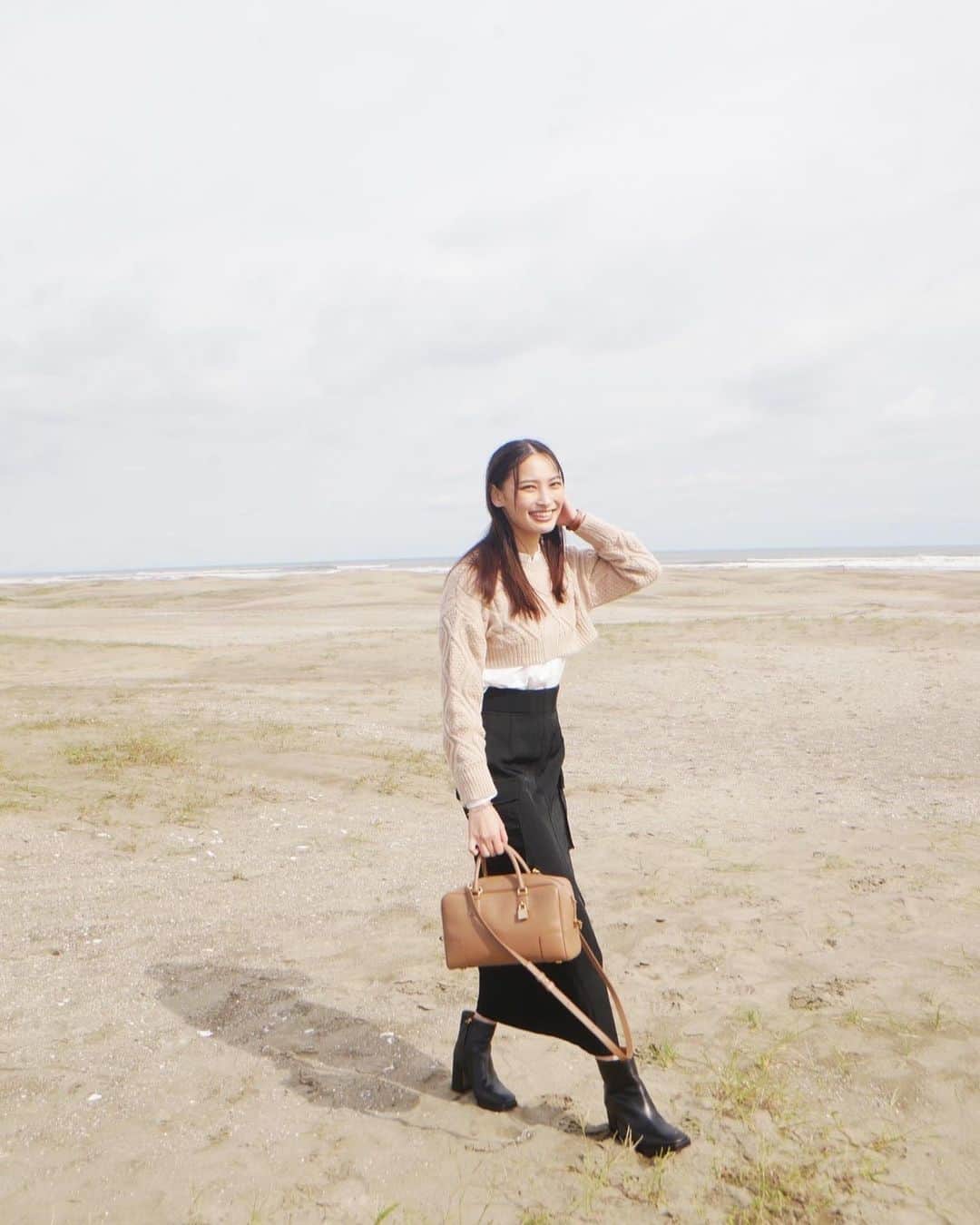 大政絢のインスタグラム：「#今日の絢服  海の撮影での後私服を📸 最近は気持ちがいい天気が続いていて嬉しいです☺️  Knit @shopcider_jp  skirt @uncrave_official  bag @loewe」