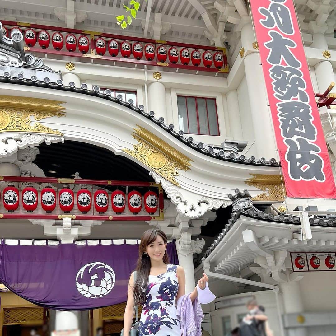 谷中麻里衣のインスタグラム：「Kabuki traditional Japanese theater 😊  7月大歌舞伎🌸 役者さんたちのコロナ感染で途中から公演が中止になったので、その前に行けてラッキーでした😊 ◆ 當世流小栗判官（とうりゅうおぐりはんがん） 大好きな猿之助さん演じる小栗判官が、得意な乗馬をするところが見せ所✨ 馬に乗るところ（馬役の方々もすごい！）から、天馬に乗って宙を舞うところまで、華やかな舞台でとても楽しかったです🥰  観劇のあとはプリン体祭り❤️  筆不精すぎて投稿したいことの十分の一もできてない上にめちゃくちゃ時差投稿になっちゃう😂  #歌舞伎#大歌舞伎#猿之助」