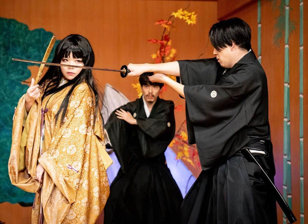 兼田玲菜さんのインスタグラム写真 - (兼田玲菜Instagram)「#stage #performance #old #story #England #red #sword #fight #action #dress #theater #samurai #actress #gold  #紅葉狩り #紅葉 #扇子 #殺陣 #殺陣師 #能 #舞台 #能楽堂 #兼田玲菜」11月11日 23時41分 - renakaneta4_samurai