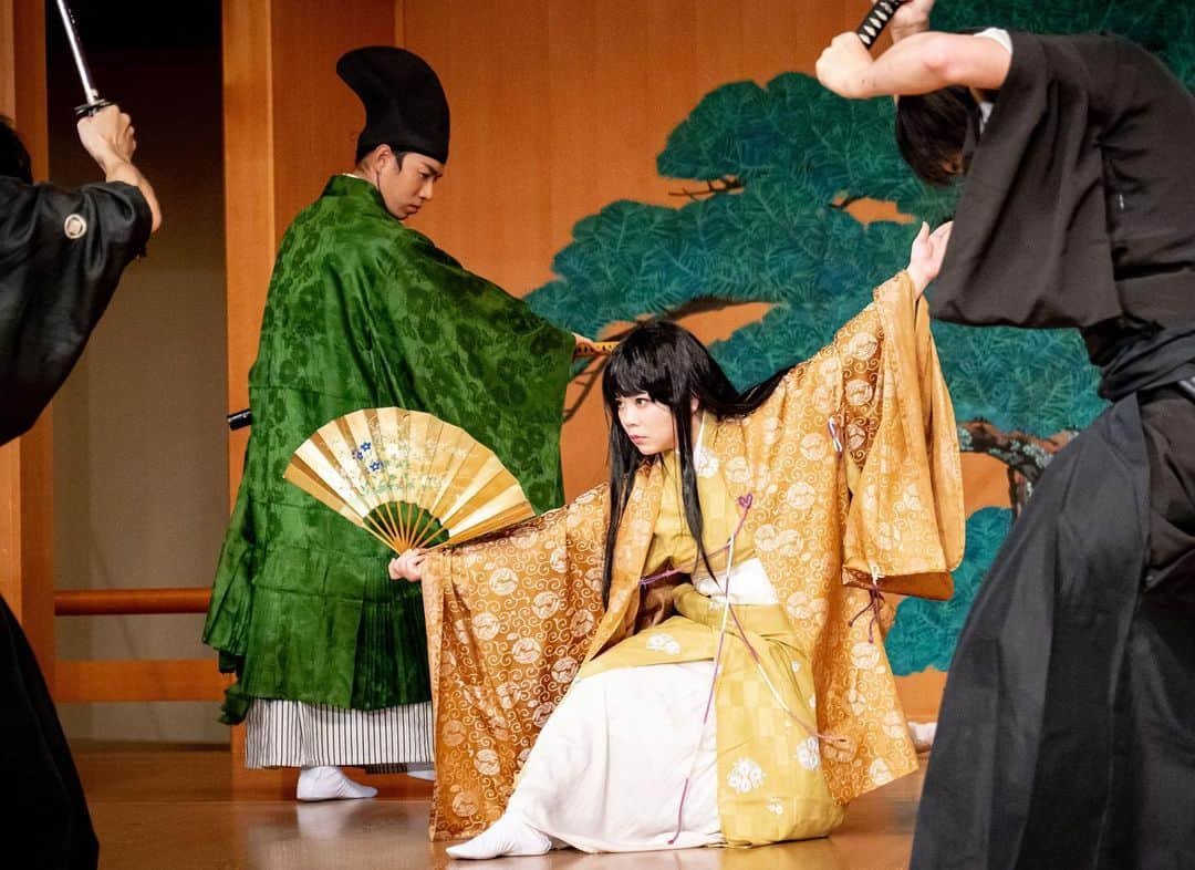 兼田玲菜さんのインスタグラム写真 - (兼田玲菜Instagram)「#stage #performance #old #story #England #red #sword #fight #action #dress #theater #samurai #actress #gold  #紅葉狩り #紅葉 #扇子 #殺陣 #殺陣師 #能 #舞台 #能楽堂 #兼田玲菜」11月11日 23時41分 - renakaneta4_samurai