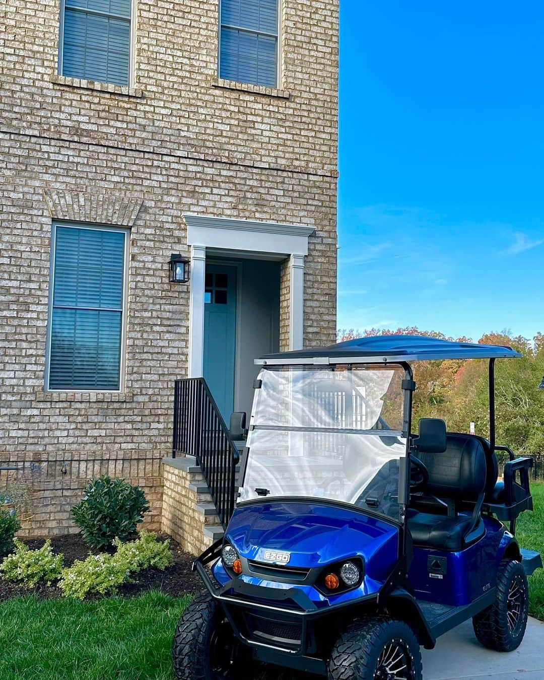 オースティン・アーンストのインスタグラム：「Whether I’m playing 18 or cruising around the neighborhood, E-Z-GO has me covered. Thanks @ezgovehicles for the new ride!」