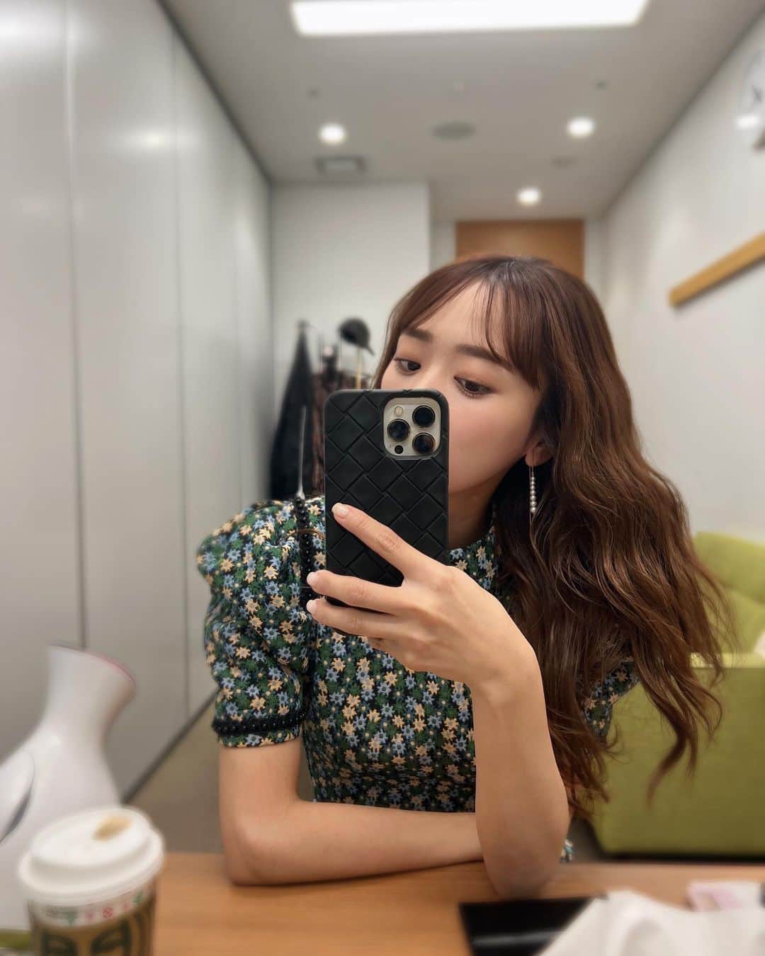近藤千尋のインスタグラム：「good morning ☀️  髪の毛ふわふわ〜っと🤍 セットしてもらった日の収録📺 明日と来週、オンエアです😘  MBS📺 『三度の飯よりアレが好き！』 是非ご覧くださいっ🙆‍♀️🙆‍♀️  久々にご一緒させていただいた カミナリさん、 いつお会いしても優しい☺️❗️❗️  二着ともタイプ過ぎるワンピースでした👗  今日は習い事の送り迎えに徹する日😘笑 夜ご飯はなににしようかな〜🤍」