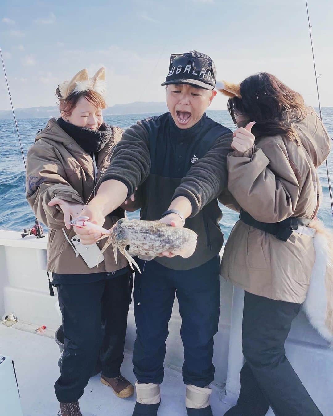 小林優介さんのインスタグラム写真 - (小林優介Instagram)「真っ先にタイ釣られてマウンティングされてますウホウホ。釣ったことないスミイカもゲットしたので食してみたいと思います。  #釣り #海釣り #タイ釣り　#イカ釣り#釣り女子 #fishing」11月12日 9時45分 - yashikobanny