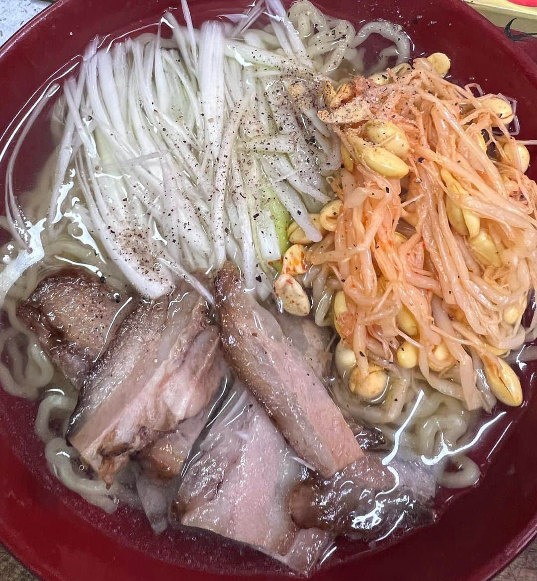 魔女菅原さんのインスタグラム写真 - (魔女菅原Instagram)「豆もやしキムチとチャーシュー、葱を載せて塩ラーメン。コーン🌽とバターも乗せればよかったかなー。息子はラーメン、私はおにぎりにキムチ豆腐だった昨日の夕飯。  #ラーメン　#塩ラーメン　#ラーメントッピング  #生麺のカスタマイズが好き　#魔女菅原」11月12日 9時57分 - hatsuyosugawara