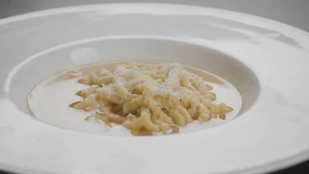 イタリア政府観光局 東京支局のインスタグラム：「ほっと優しいスープパスタ、家で作れます！ 全編はここから 👉 https://youtu.be/fjIcYrg84S0  📣イタリア料理週間2022企画📣 料理を作って🎁当てよう  📝応募方法📝 1) 🎥公開中の15の料理 をチェック！ http://bit.ly/GirodEATalia どれかを作る🍴 レシピアレンジOK😃  2）#GirodEATalia をつけて写真投稿📷 3) 応募用リンク から応募 http://bit.ly/PhotoGirodEATalia 🎁画像有 *エコで持ち運び便利なカトラリーセット50名様にプレゼント  📅期間:11/1~11/20  #SCIM2022 #italiantaste 😘」