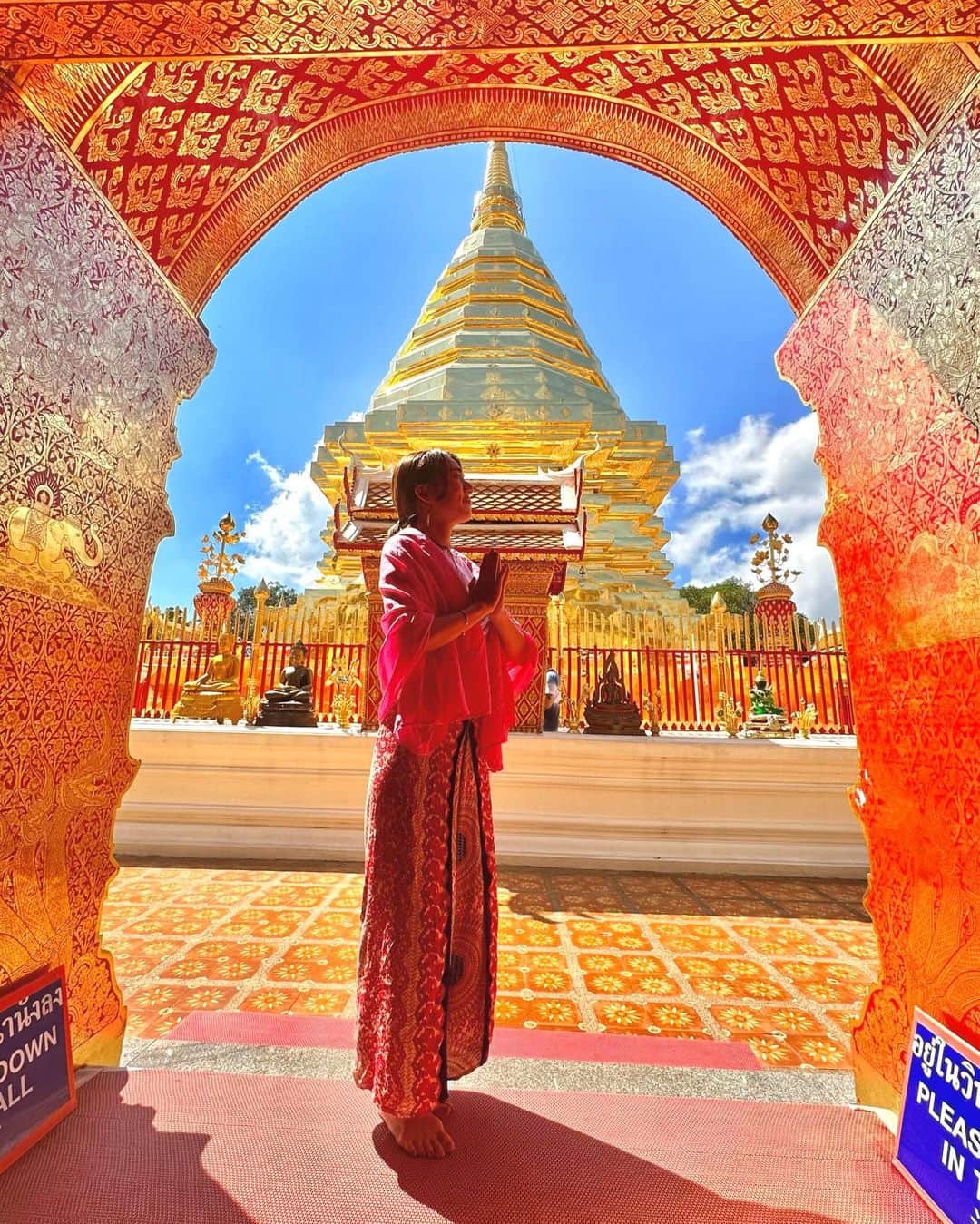 戸崎奈津のインスタグラム：「ワット・プラタート・ドイ・ステープ🛕 多くの寺院があるチェンマイで最も有名&神聖な寺院🐘  📍Wat Phra That Doi Suthep🛕 It's a Buddhist temple on Doi Suthep mountain.  It’s one of the most sacred sites in northern Thailand🙏  チェンマイ市街から40分程✨ 標高1080mのステープ山頂にあります。  仏陀の遺骨が納められているそう🙏 願い事が叶う寺院と言われています✨  #360段の階段 #天空の寺院 #タイ #チェンマイ #ワットプラタートドイステープ #ドイステープ #コムローイ #旅行 #タイ旅行 #チェンマイ旅行 #ソンテオ #チェンマイ寺院 #海外旅行 #WatPhraThatDoiSuthep #DoiSutheptemple #Chiengmai #temple #khomloi #trip #🇹🇭 #Thailand #thailandtravel #Natsu_trip🌸」
