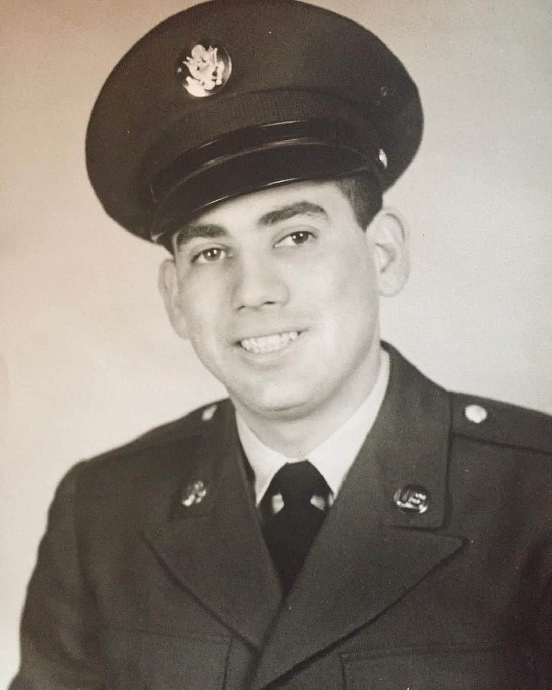 エリザベス・ロドリゲスのインスタグラム：「My father and my maternal grandmother are 2 of many members of my family to served this country. Both no longer with us. Today we honor our soldiers. Thank you for your service  🙏🏽❤️#veterans #veteransday」