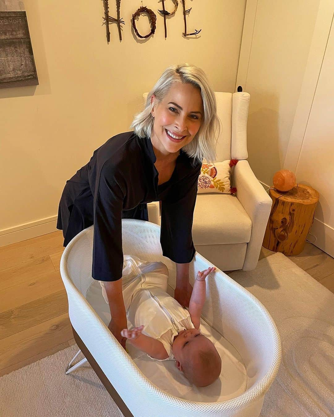 ブリタニー・ダニエルさんのインスタグラム写真 - (ブリタニー・ダニエルInstagram)「I’m honored to be a #HappiestBabyPartner. Being a new parent I was most concerned with safe sleeping for Hope Rose.  SNOO is the “safest baby bed ever made” featuring a new swaddle that securely attaches to the sleeper to prevent rolling over, guaranteeing baby stays on its back when used correctly.  #SNOOnation #happiestbaby #snoo #flashbackfriday」11月12日 2時47分 - iambdaniel