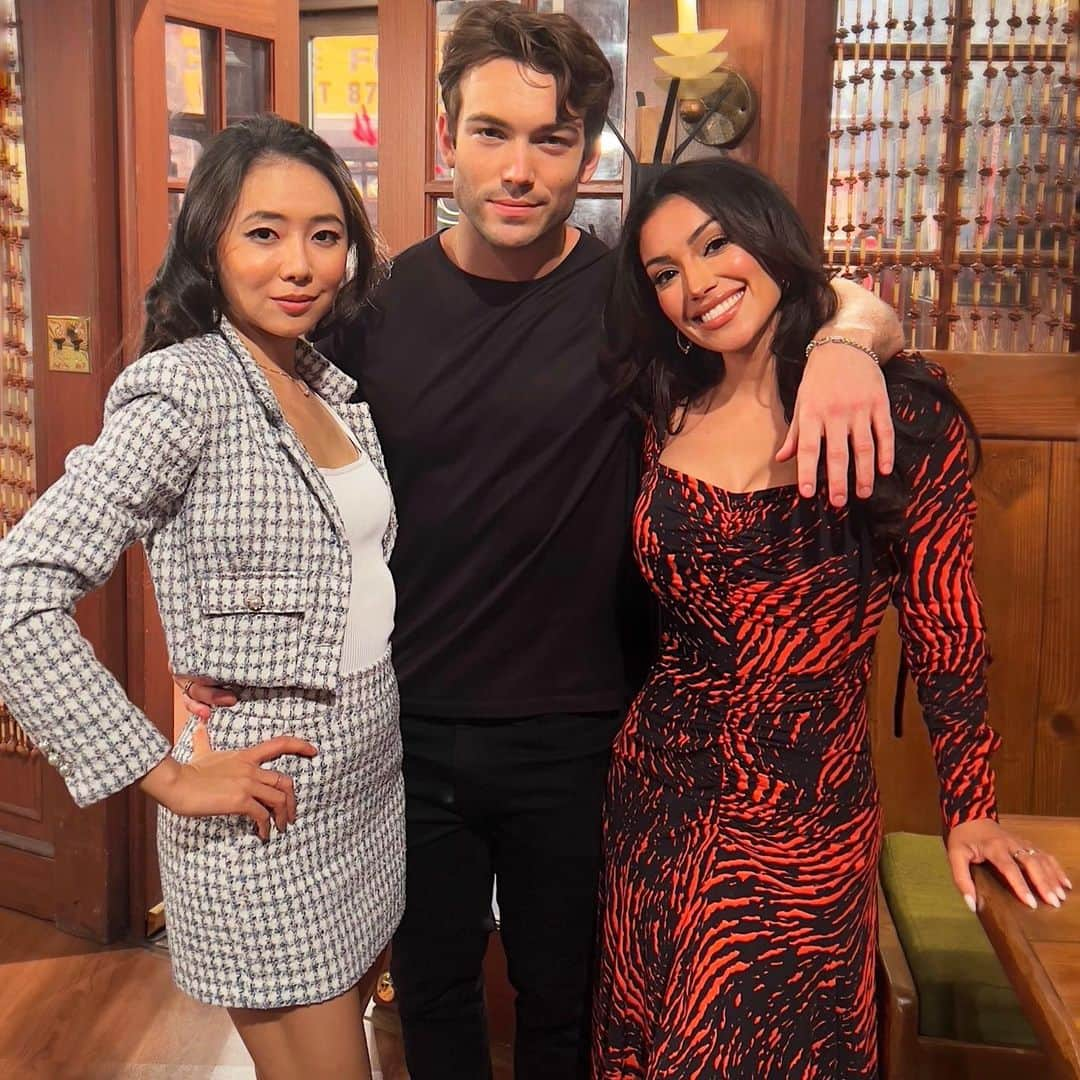 ゼリカ・シルバーのインスタグラム：「Excited for today’s episode @youngandrestlesscbs 😆❤️ Love working with these two sweet and talented humans #yr」