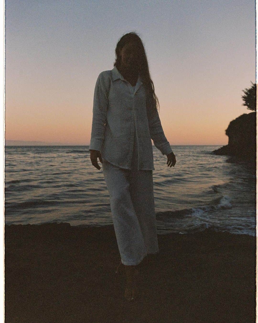 ケルシー・ロビンソンさんのインスタグラム写真 - (ケルシー・ロビンソンInstagram)「Drop 01 from my new brand @bythesun__________ is now available 🤍☀️  A whole lot of time, passion, and love went into the making of these pieces with my partner @sarahnimptsch 👯‍♀️  As always, our signature pant comes in regular and long for all my tall gals 🥂  Link is in the bio! #bythesun」11月12日 4時20分 - krobin32