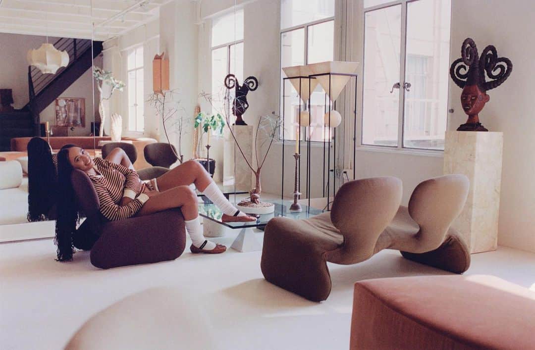 ソランジュのインスタグラム：「@apartamentomagazine   spoke to @chloe.actually 🖤 link in the bioo  photos @jodyrogac」