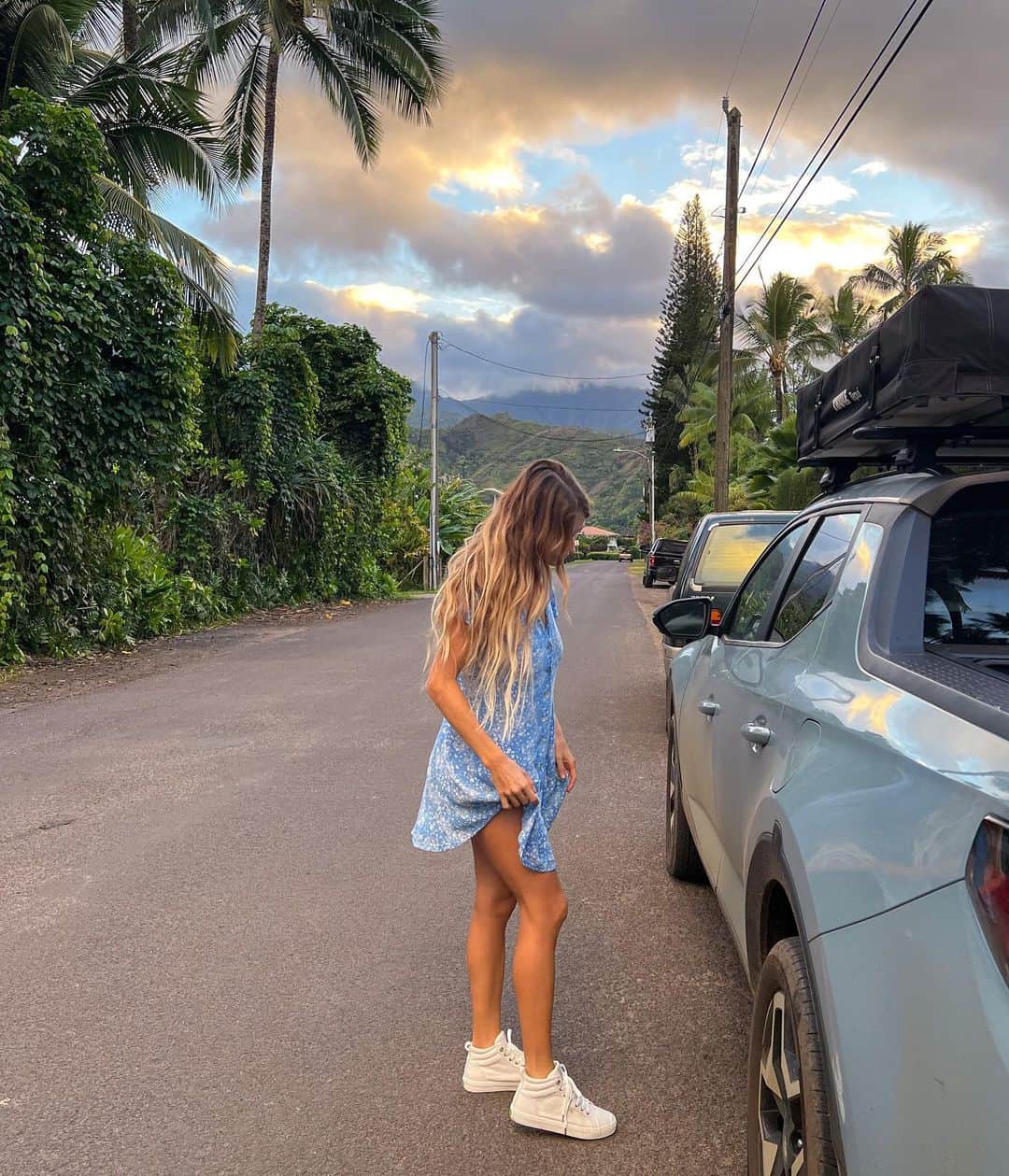 アラナ・ブランチャードのインスタグラム：「Running around in the comfiest shoes @cariuma use my code Alana for 15% your next purchase💙」