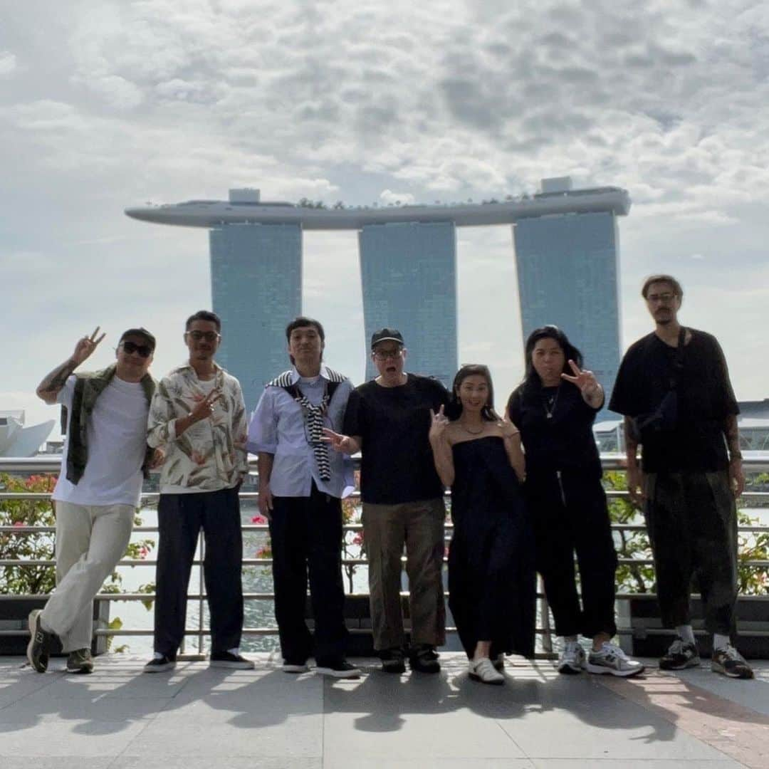 高田朋佳さんのインスタグラム写真 - (高田朋佳Instagram)「Finally I went to Singapore again!!  Pre Covid life is back in Singapore and people can live without masks.  I was very happy to be able to gather in many friends, and above all, to be able to see everyone's expressions!!  Thank you Singapore friends for the wonderful time!! ︎  #asianvibes #tropical #colonyclothing」11月12日 8時56分 - tomoyoshi_takada