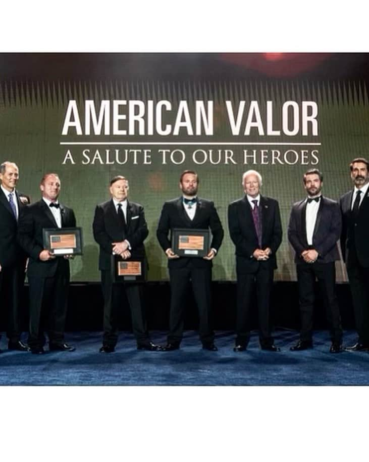 チャーリー・ウェバーさんのインスタグラム写真 - (チャーリー・ウェバーInstagram)「An honor, yet again, to present at The Valor Awards in DC this past weekend.  Happy Veteran’s Day.  Thank you to all those in the military who have served and are serving this country.」11月12日 8時57分 - thecharlieweber