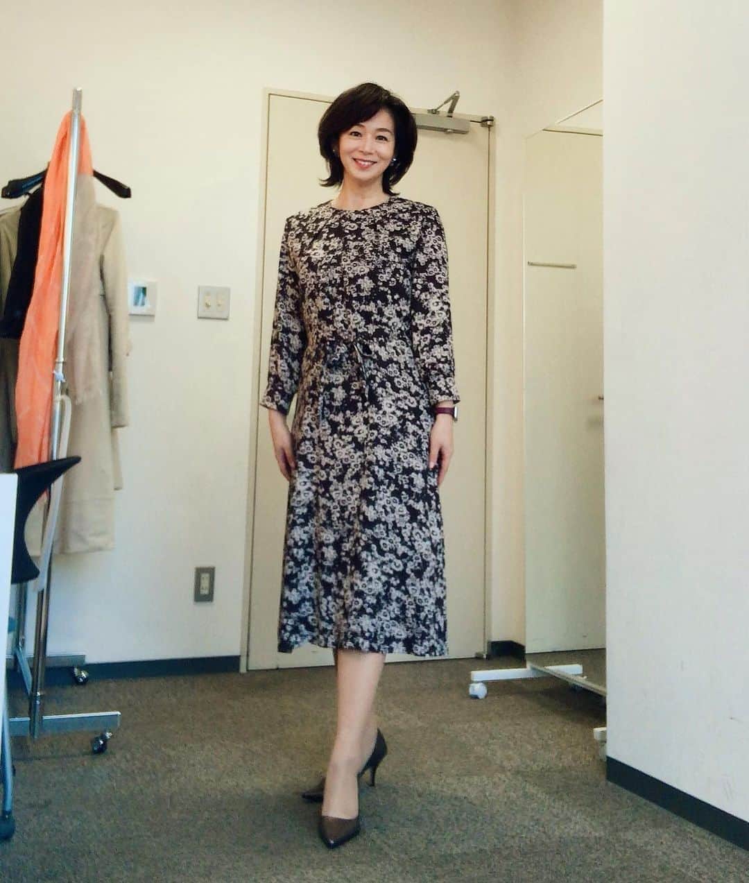 伊藤聡子のインスタグラム：「アップ♪の衣装はSCAPAのシックな花柄ワンピースでした😊 差し入れに美味しいアボカドシュリンプサンドをいただきました😆 スタジオのお花とともに📷 #メーテレアップ#鈴木しおり　さん#石上愛子　さん#伊藤聡子」