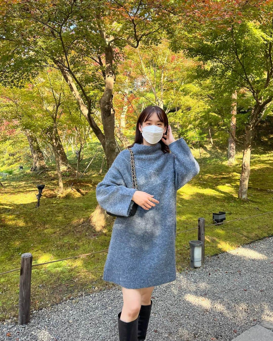 kitamayuuのインスタグラム：「久しぶりの京都！ 紅葉が綺麗だった〜🍁 お気に入りのワンピースで♡ みわとひなのとお揃い🫰🏻✨ きゃわいい2人👯‍♀️に混って🥰 . . #Chico #code #kyoto #ニットワンピース #ニットワンピ #ロングブーツ　#チェーンバッグ #ロングブーツ #秋冬コーデ #秋コーデ　#紅葉　#京都 #骨格ウェーブ　#160cmコーデ」