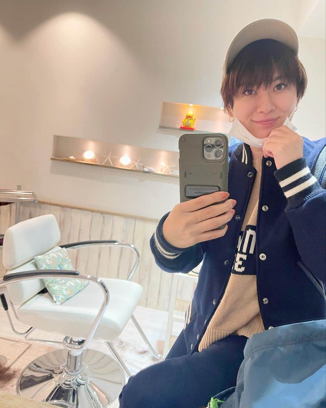 鈴木砂羽のインスタグラム：「髪がすぐ伸びます！ そう言うと子供の頃 「Hだから！」とか言われなかった？🤣 それはさておき、、 髪を切ってからというもの普段の 様相が「boys化」著しく。。 元々服装も子供の頃から どちらかというと男子寄り👦 小5男子くらいから止まってるのかもね。 今は十分にオトナではあるけど、 「オヤジ化」とは 区別したいとは思いますが！笑笑  でも本来持ってた自分になったようで 毎日軽やかで心地良いのです♬♐️💫  渡辺さん、 いつもありがとうございます✂️  #ショートヘア」