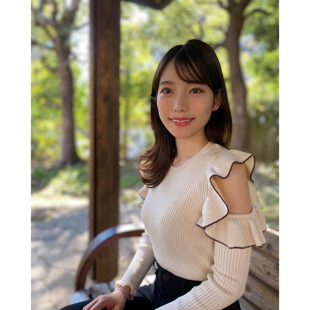 竹俣紅のインスタグラム：「🍁 きょうは暖かかったですね☺️ ⁡ お散歩していたら、 落ち葉の中にひときわ大きな葉っぱを発見！ ⁡ 来週は急に冬がやってきそうということで、 つかの間の秋なのかな〜 ⁡ ⁡ #上から落ち葉が降ってきたよ #顔にあたると #意外と痛い」