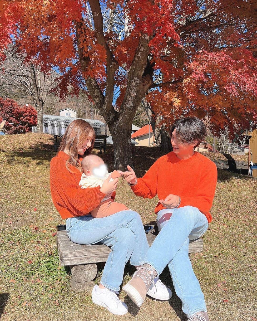 ゆいみんのインスタグラム：「⁡ ⁡ ⁡ 家族でオレンジコーデ🧡 朝晩は冷え込むけど お昼は暖かくて羽織もの無くても平気だった🍁 ⁡ 最近は、名前呼んだら👶🏻が振り向いてくれるし 笑ったら笑い返してくれるのが 本当に愛おしいです🥹 喋れるようになったら もっと愛おしさ増すんだろうな💭♥️ ⁡ ⁡ ⁡ #紅葉スポット #紅葉デート #紅葉コーデ #栃木観光 #日光紅葉 #家族リンクコーデ #華厳の滝 #オレンジコーデ #オレンジニット #リンクコーデ #お揃い #お揃いコーデ」