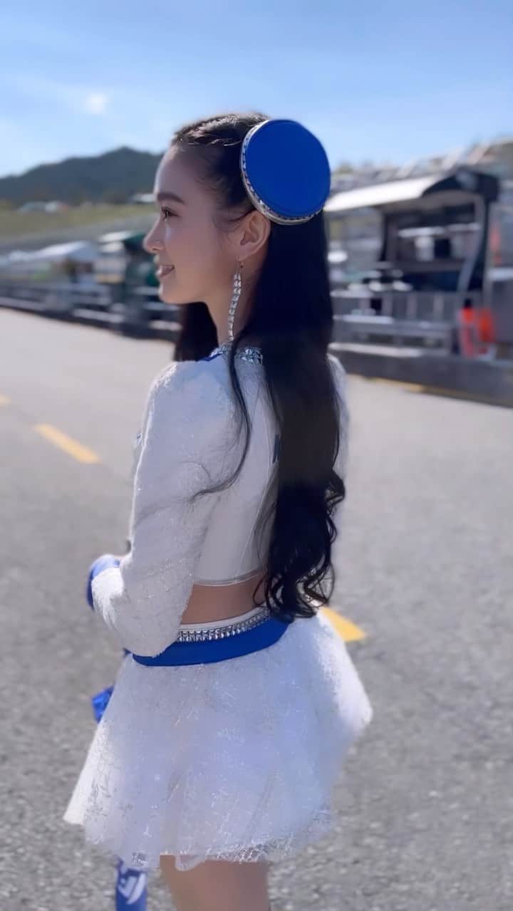 太田麻美のインスタグラム：「KOBELCO GIRLS💙🤍  #racequeen #rq #tgrteamsard #kobelco #longhair #kobelcogirls #costume #supergt #レースクイーン #サード #コベルコ #コベルコガールズ #コスチューム #動画 #サーキット #ロングヘア #モビリティリゾートもてぎ」