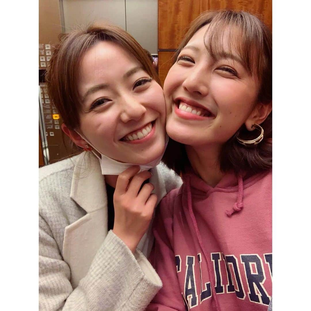 内田嶺衣奈のインスタグラム：「👰‍♀️  なんともハッピーなニュースが💓  大好きで大切な私の妹(のような存在♡) がお嫁にいきました🥹✨ あぁ感慨深い🥹  よーちゃん、本当におめでとう🎉🎉🫧  国内も海外旅行も一緒に行き、おうちを行き来し、沢山お出かけし、いつ会っても驚くほど仕事もプライベートも話がつきなくて。  よーちゃんの笑顔に何度助けられてきたか、 幸せをもらってきたかわかりません。 一言でいうと太陽のような、私のパワースポットのような存在です⛲️🔋🔌 そんな妹がついに…👰💐！  明るくてハッピーでオープンで 誰に対しても優しくて 人を喜ばせる事が大好きで 好奇心旺盛で クリエイティビティに溢れてて 頑張り屋さんで ちょっと変わってて🤏笑 お茶目で 芯が強く とても美味しそうに食べ 料理上手で 人のハッピーな出来事を自分の事のように喜んでくれる すごく家族想いで 愛情深い とびっきり可愛いくしゃっとした笑顔の 最高に素敵な人です💖  付き合いが長くなるにつれて、どんどん好きになるひと☺️ この嬉しいニュースを一緒に喜べて幸せです🤝  これからも、たくさん笑ってね☀️ おばあちゃんになっても一緒にお茶したいなぁ☕️  ますます幸せになってね💓！！！！！ 旦那さま、妹を宜しくお願いします🥹💓  去年、私が結婚した時のよーちゃんの投稿が嬉しすぎたのでいつか来る時にはアンサー投稿をしようと密かに心に決めていました🥺💓笑 ついに実現🫶 よーちゃんの魅力、語り出すとまだまだ出てくるのですが今日はこのくらいにしておきます😉笑  OMEDETO💋!!  #妹 #よーちゃん #結婚 #👰‍♀️ #OMEDETO #末永くお幸せに♡ #好きが溢れた投稿になりました笑 #ビビッときた渾身の10枚を✨」