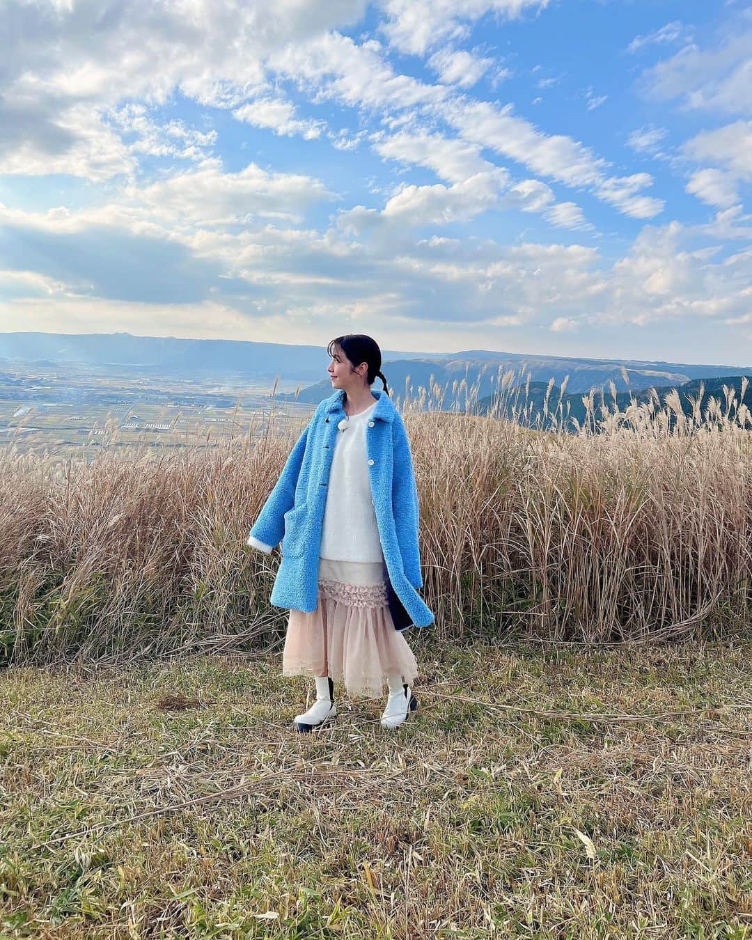 のインスタグラム：「ニッポン今つないでみたら 夏編の北海道に引き続き ありがとうございました🫶  今回は熊本に🌾 優しいスタッフさんたちの おかげで楽しい生中継でした✨  可愛かった衣装🥺 coat @creolme_official tops @rielle_riche skirt @crayme_official pierce @naturali_jewelry shoes @ash_japan_official」