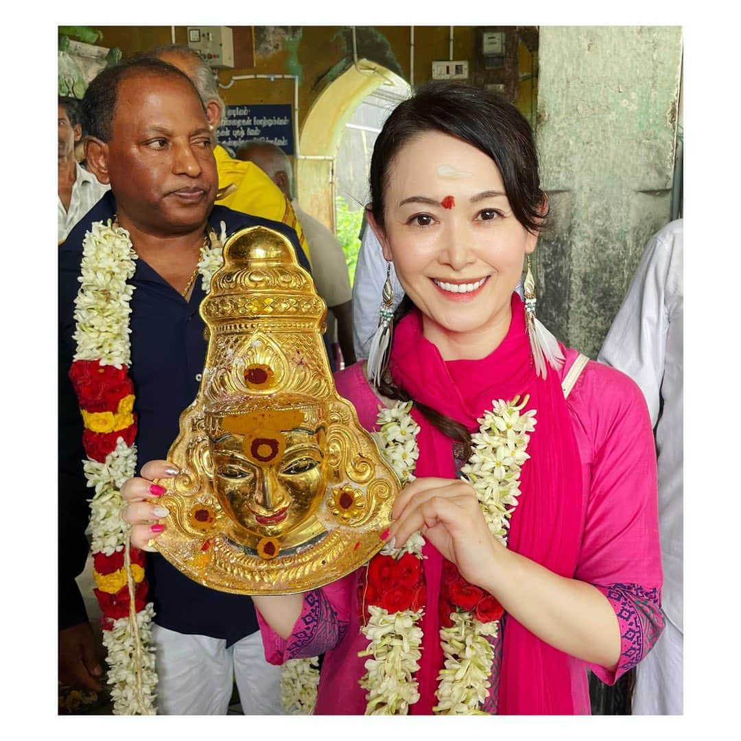 真野みづほさんのインスタグラム写真 - (真野みづほInstagram)「【南インドへの旅】 今年3回目の南インド🇮🇳 アガスティアの葉を2月に開き、 インドにご縁があることを知り、 まさか3ヶ月毎に南インドに行くことになるとは😌🇮🇳 これまで海外旅行はたくさんしてきたけど、行くことを一度も考えたことがなかったインドへ、こんなにも通うことになるとは思ってもみなかった😊  人生って分からないものです😌✨  今回もたくさんの聖地を周り、素晴らしい出会いもたくさんありました☺️💖  【Trip to South India】 This is the 3rd time for the trip to South India in this year.🇮🇳 Until I've opened The Agastia leaves in this February, I never thought I would come to India every 3 months.☺️ I've traveled abroad many times, but I have never thought of going to India. Nobody knows what will happen to our life.🤗✨ I visited many the sacred places and had many great times with wonderful people in this time.☺️  #india  #japan  #agastya  #アガスティア  #sarasvati  #travel  #インド  #旅行  #movie  #映画」11月12日 19時40分 - mizuhomano