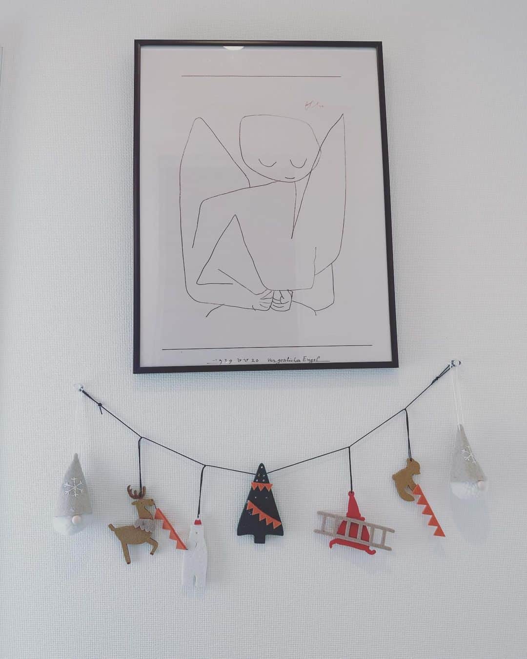 日向すずさんのインスタグラム写真 - (日向すずInstagram)「トイレの壁 Christmas仕様 🎄 Paul Klee 『忘れっぽい天使』໒꒱」11月12日 19時38分 - osuzudashi_