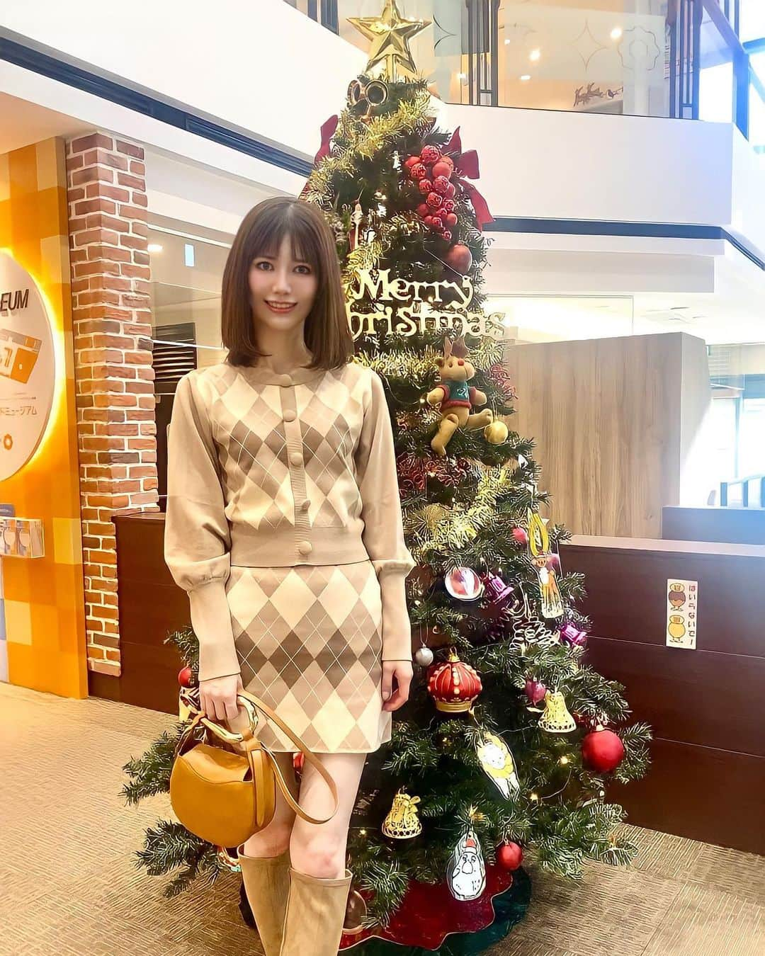 IKUMIさんのインスタグラム写真 - (IKUMIInstagram)「🎄 ミスドミュージアムに行ってきた🍩  オリジナルドーナツつくれたの🍩💕  また詳しく投稿するねん❤️  .  #大阪#吹田#吹田市#江坂#ミスドミュージアム#ダスキン #大阪観光#大阪旅行#ダーリッチ#darich#クロエバッグ #セットアップ#セットアップコーデ #ニットセットアップ #ミニスカート#ミニスカ#アーガイル #秋冬コーデ #冬コーデ#冬コーディネート #クリスマスツリー #クリスマス#梅田#難波#心斎橋#asianbeauty #asiangirls #asianmodel #japanesegirl #モデル」11月12日 19時57分 - miiiino3o