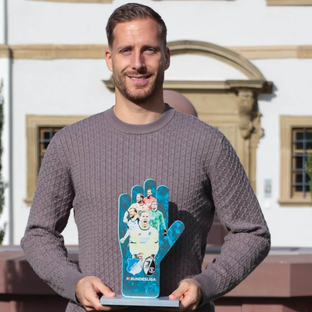 のインスタグラム：「So proud for this - thanks a lot!  400 @bundesliga matches and 100 without conceding a goal 💪🏼 #bundesliega #auszeichnung #tsghoffenheim #scfreiburg」