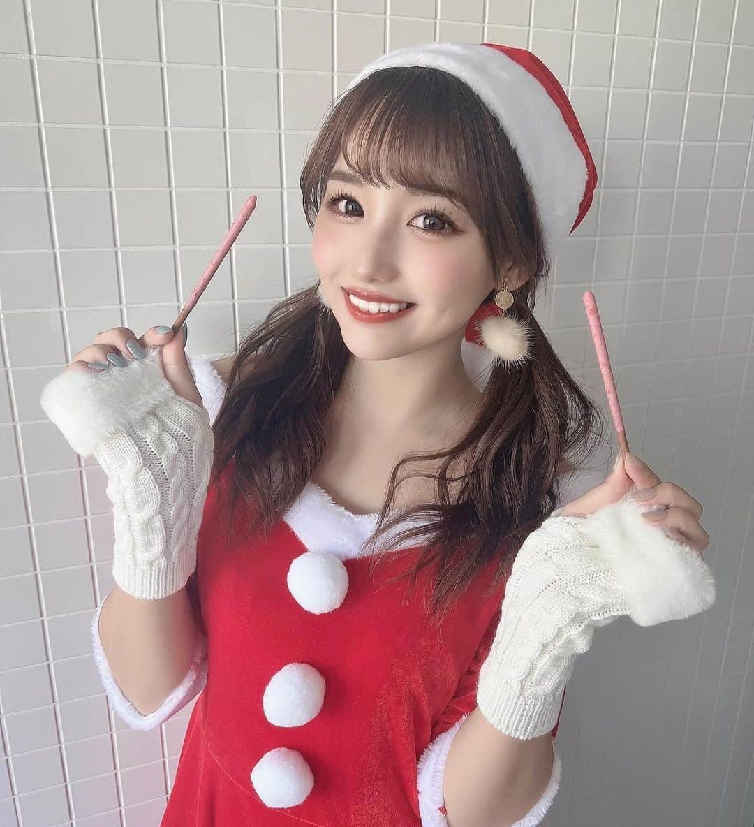 のインスタグラム：「⋆ 昨日のポッキーDAY、 1日スチール撮影だったのでオフショット載せます🎅🏻🫶🏻  早めのサンタになりました〜！ また情報公開されたら告知します🤩  #ootd #fashion #instafood #instagram  #hairstyle #outfit #code #instafashion  #ファッション #撮影 #ヘアスタイル #ヘア  #コーディネート #コーデ #今日の服  #クリスマス #サンタコス」