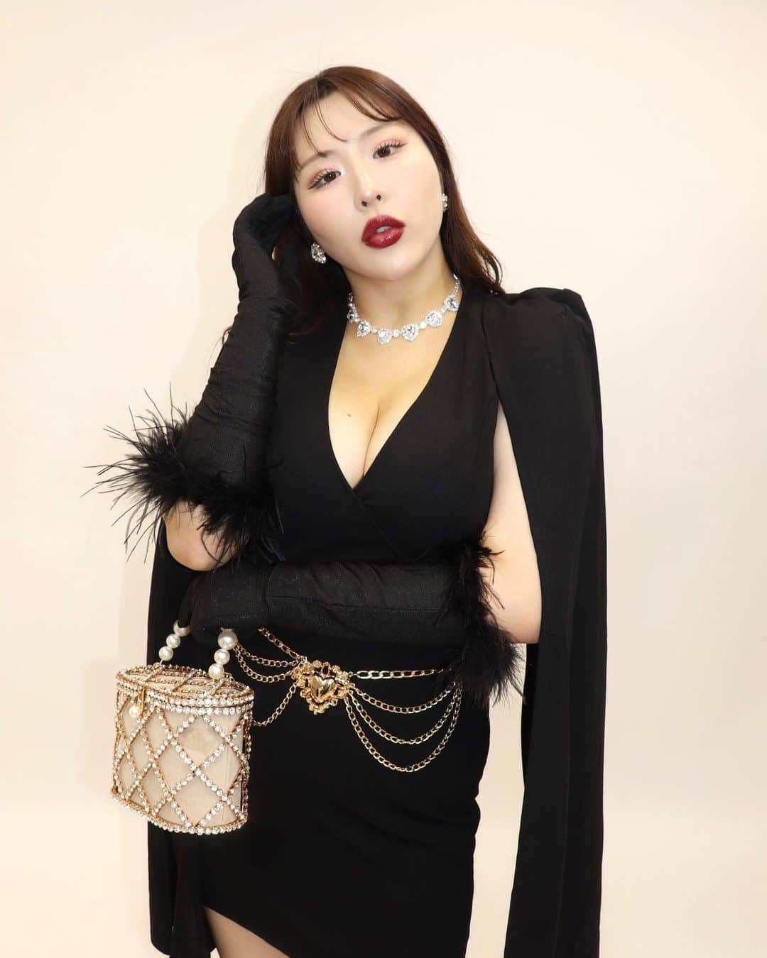 のインスタグラム：「明日オープンのSHEIN TOKYOへ行ってきました🖤 #sheintokyo    インナーからプラスサイズまで たくさんあって試着室もあったよ✨ 　　 今までは試着出来ずに買ってみて ちょっと違うなぁとかあったけど 今後はSHEIN TOKYOで試着できるから 助かるよね🥺💗 　　 　　　 1/31まで使える15%〜20%offになる クーポンコードもあるのでぜひ使ってね💖 【クーポンコード：SHEINTOKYOL】     私が着て行ったお洋服はこちら 〈ドレス〉 商品ID：1431982  Lサイズ ¥2,093  〈ネックレス〉 商品ID：7509142 ¥670   〈グローブ〉 商品ID：11118185  Lサイズ ¥2,923   〈チェーンベルト〉 商品ID：11132890 ¥629   〈バッグ〉 商品ID：11311537 ¥4,965   〈ロングブーツ〉 商品ID：11385386 ¥5,589 　 　　 写真の私が可愛すぎるのでたくさん載せますw #besheinmodels #party #dress #shein  #shein購入品 #sheinコーデ #black  #パーティー #美ボディ #コーデ #photooftheday  #原宿 #表参道 #omotesando #photostyle」