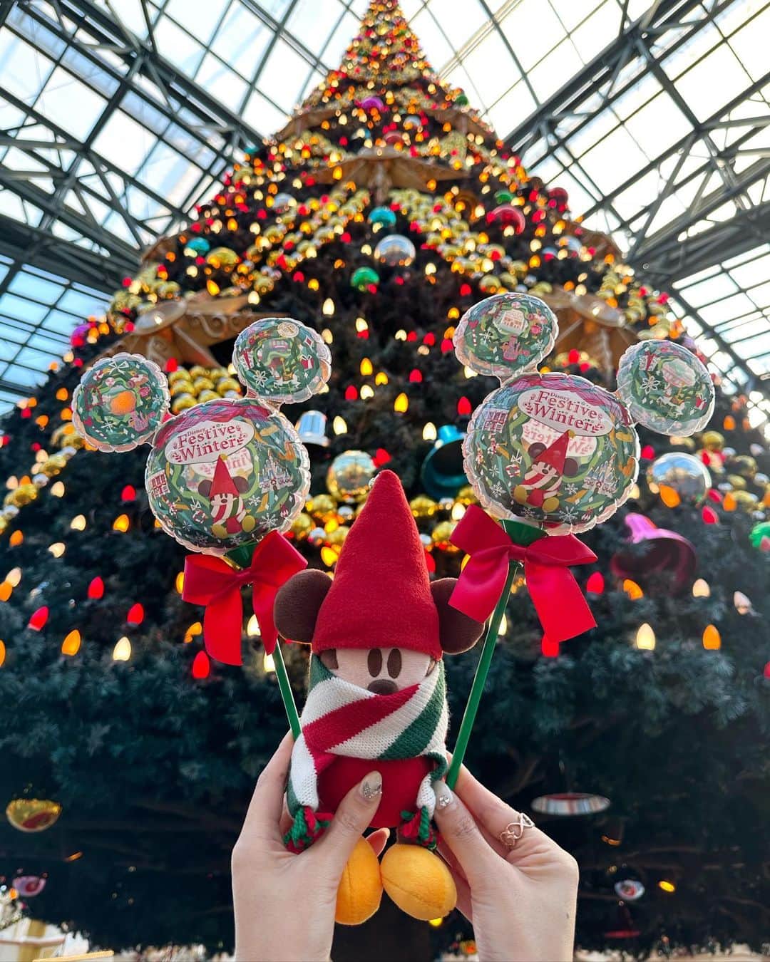 関根ささらさんのインスタグラム写真 - (関根ささらInstagram)「ディズニークリスマス 🎄♥️ 3年ぶりに東京ディズニーランドのワールドバザールにクリスマスツイーが復活🥹🥹✨🎄🎀  待ってたあああ！！！嬉しいいいい😭✨  そんなクリスマスツリーの前で、今年の #リルリンリン グッズをGETしたよ〜〜！な写真です♡  去年は大人気すぎて即完で何もGETできず…😭 今年は去年のリベンジのために発売日に行ったもののスタンバイパスの時間が遅すぎて買えず…翌日のクリスマスイベント初日にやっと購入できました🥹💗  完売してるものもあったりするけどすぐに再販されていたり、今年は割と余裕あるイメージ🥹🎅🏻♥️クリスマスグッズ身に付けて写真撮りたい皆さんはぜひです🎄  ※バルーン完売していましたが昨日再販されました✨ ※ポップコーンバケットは販売中止しています🥲 . . . . カチューシャはリバーシブルになってて、正面は赤いリボンが雪の結晶の模様になってます🎀(白のモコモコ部分は無地！)  抱き抱えてるのはリルリンリンのブランケット！ 昨日めちゃくちゃ泣くだった…！ 抱っこしてても可愛いし、夜寒くなってきたら体に巻くとめちゃくちゃ暖かいです🥹🎈  ショルダーバッグとスーベニアスリーブもつけて、今年絶対買うと決めていたニットを着たらリルリンリンコーデ完成♥️めちゃくちゃに可愛い🥹✨  クリスマスが近くなったらもう一度着てパーク行きたいなぁ♡ . . . . 余談なのですが、最近、いつも一緒にディズニー行ってる相方のひな @kerahinako1105 がiPhone14 pro MAXに替えまして……写真が綺麗すぎて撮るの楽しい！！！となってます🎈  5・6・7枚目の #物撮り も、 ❶ノーマル  ❷#ポートレート ❸ノーマル ×2ズーム   で撮ってるんだけど、どれもいい感じすぎて選べず全部載せることにしました。笑  iPhone12 Pro Maxいぇーい！！の時代は遥か昔に終わったらしい、、機種変の時期かなぁ🥹🥹📱  (この投稿の写真はひなが物を持って私がひなの携帯で撮ってます📸)(理由はひなのネイルが可愛いから💅)(ネイルしてるとこういうときいいよねぇ💗) . . . . #リルリンリングッズ #リルリンリンコーデ #lilringring #DISNEY #disneychristmas #disneychristmasdecorations #ディズニークリスマス #ディズニーコーデ #ディズニーランド #ディズニーカチューシャ #ディズニーグッズ #ディズニー写真部 #iphone14 #ポートレート撮影 #iphone14pro #iphone14promax #iphone撮影 #disneyoutfit #disneyfood #disneyears #disneyland #tokyodisneyland」11月12日 12時32分 - sasarasekine