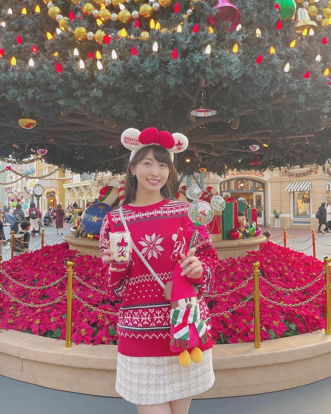 関根ささらさんのインスタグラム写真 - (関根ささらInstagram)「ディズニークリスマス 🎄♥️ 3年ぶりに東京ディズニーランドのワールドバザールにクリスマスツイーが復活🥹🥹✨🎄🎀  待ってたあああ！！！嬉しいいいい😭✨  そんなクリスマスツリーの前で、今年の #リルリンリン グッズをGETしたよ〜〜！な写真です♡  去年は大人気すぎて即完で何もGETできず…😭 今年は去年のリベンジのために発売日に行ったもののスタンバイパスの時間が遅すぎて買えず…翌日のクリスマスイベント初日にやっと購入できました🥹💗  完売してるものもあったりするけどすぐに再販されていたり、今年は割と余裕あるイメージ🥹🎅🏻♥️クリスマスグッズ身に付けて写真撮りたい皆さんはぜひです🎄  ※バルーン完売していましたが昨日再販されました✨ ※ポップコーンバケットは販売中止しています🥲 . . . . カチューシャはリバーシブルになってて、正面は赤いリボンが雪の結晶の模様になってます🎀(白のモコモコ部分は無地！)  抱き抱えてるのはリルリンリンのブランケット！ 昨日めちゃくちゃ泣くだった…！ 抱っこしてても可愛いし、夜寒くなってきたら体に巻くとめちゃくちゃ暖かいです🥹🎈  ショルダーバッグとスーベニアスリーブもつけて、今年絶対買うと決めていたニットを着たらリルリンリンコーデ完成♥️めちゃくちゃに可愛い🥹✨  クリスマスが近くなったらもう一度着てパーク行きたいなぁ♡ . . . . 余談なのですが、最近、いつも一緒にディズニー行ってる相方のひな @kerahinako1105 がiPhone14 pro MAXに替えまして……写真が綺麗すぎて撮るの楽しい！！！となってます🎈  5・6・7枚目の #物撮り も、 ❶ノーマル  ❷#ポートレート ❸ノーマル ×2ズーム   で撮ってるんだけど、どれもいい感じすぎて選べず全部載せることにしました。笑  iPhone12 Pro Maxいぇーい！！の時代は遥か昔に終わったらしい、、機種変の時期かなぁ🥹🥹📱  (この投稿の写真はひなが物を持って私がひなの携帯で撮ってます📸)(理由はひなのネイルが可愛いから💅)(ネイルしてるとこういうときいいよねぇ💗) . . . . #リルリンリングッズ #リルリンリンコーデ #lilringring #DISNEY #disneychristmas #disneychristmasdecorations #ディズニークリスマス #ディズニーコーデ #ディズニーランド #ディズニーカチューシャ #ディズニーグッズ #ディズニー写真部 #iphone14 #ポートレート撮影 #iphone14pro #iphone14promax #iphone撮影 #disneyoutfit #disneyfood #disneyears #disneyland #tokyodisneyland」11月12日 12時32分 - sasarasekine
