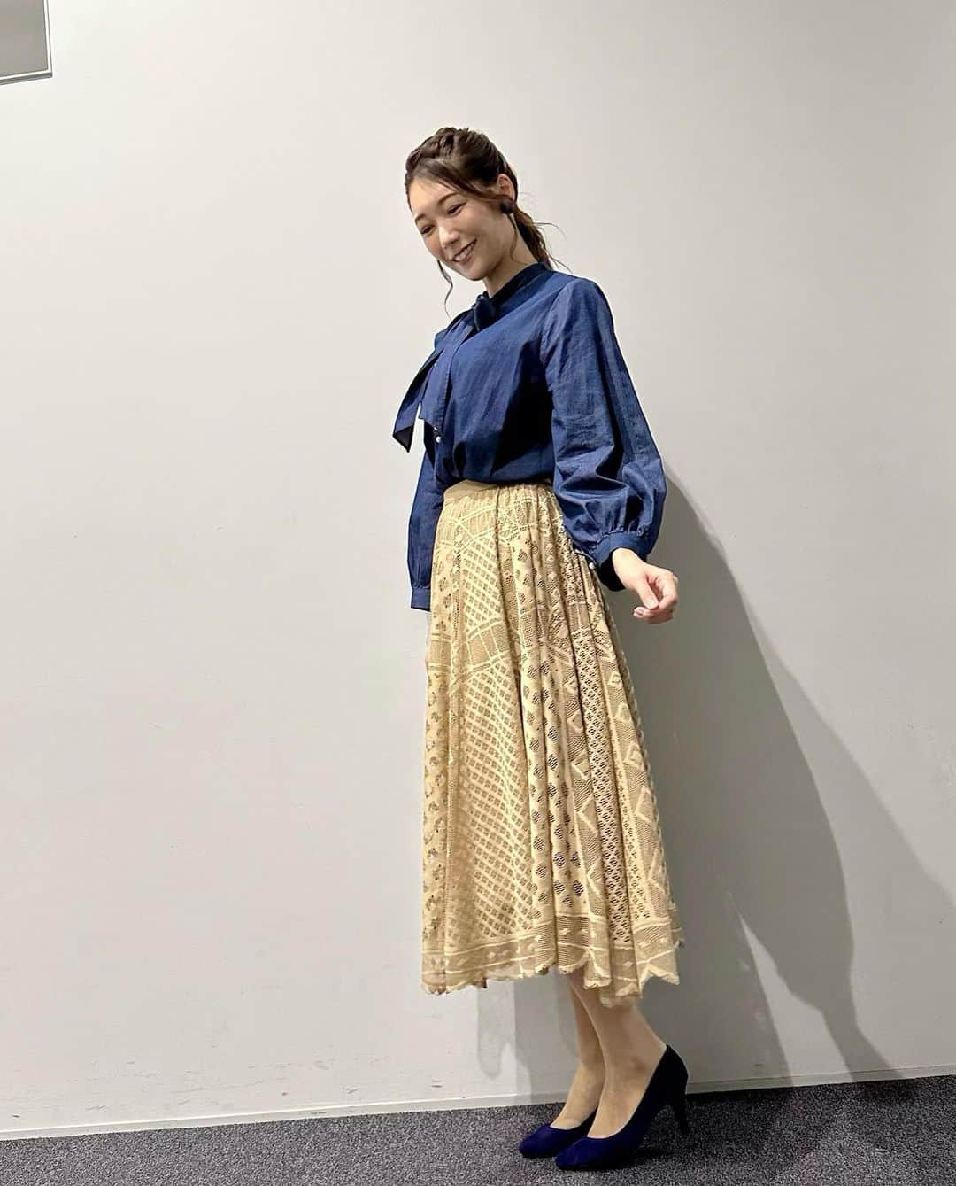 穂川果音さんのインスタグラム写真 - (穂川果音Instagram)「金曜アベプラ衣装👗 土曜は行楽日和で、日中はこの時期としては暖かいです😊 日曜は広く雨で北海道日本海側は強風や大雨に注意を☔️ この雨をきっかけに来週は気温が下がる予想です🧥  👗日曜は雨が降っても乾きやすいレース素材のスカートなどがオススメです  tops&skirt→ @millioncarats_official   #アベプラ　#気象予報士　#明日コレ着よコーデ　　#ほかのん #fashion #cordinate  　#ファッション 　#雨の日コーデ 　#fashion #cordinate #weatherreport #お天気コーデ 　　#11月コーデ　#衣装 #アナウンサーコーデ　　#秋コーデ　#レーススカートコーデ　#ブラウスコーデ  #週末コーデ 　#秋色コーデ　#お天気キャスター　 #weatherforecast #お天気お姉さんコーデ 　#170センチコーデ」11月12日 12時33分 - hokawakanonn