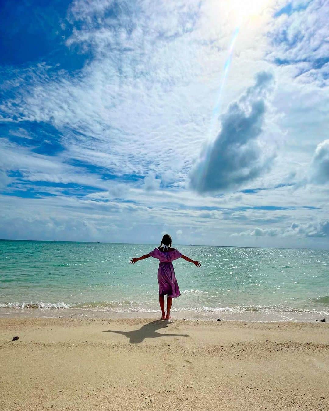 あおい夏海さんのインスタグラム写真 - (あおい夏海Instagram)「自然に感謝✨ 空気が美味しかった。 海水の匂いがしなかった。 無臭でサラサラ。 思ったよりしょっぱくなくて薄かった。 本物の海ってこういうことなんだなぁ🫢✨✨✨  #あおい夏海 #海 #沖縄 #海 #夏女 #海がきれい  #エメラルドグリーンの海  #japanesegirl  #南国  #海好きな人と繋がりたい  #海好き #幻の島」11月12日 12時58分 - natsumi.aoi