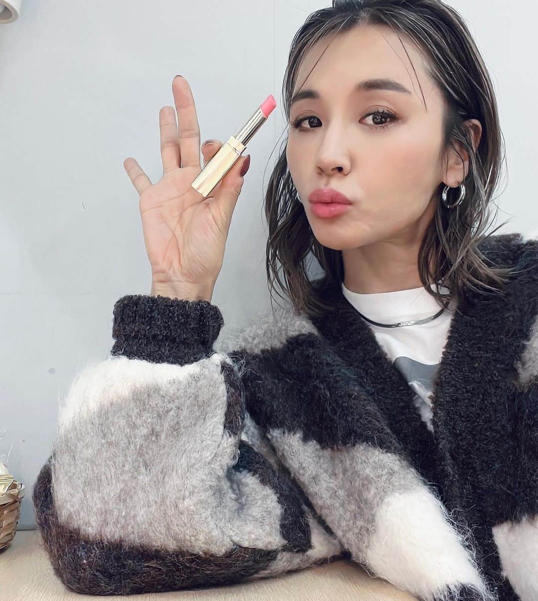 鈴木紗理奈のインスタグラム：「すんごい久々にヘアカラー行ってきた せっかちの私はダイスケさん急かしまくって ２時間仕上げに大成功😆✨ @daisuke_ishigaki_hair  @clovesalon   そして今日は瞬間移動並みの速さで大阪来てます。 大阪の番組は見てるのみんな大阪人って思うと いつも自然にテンション上がってる↑↑ @rosebud_official_  のニットと @amplitudebeauty のピンクのリッブ 小学生の時からメイク好き❤️  #紗理奈流styling」