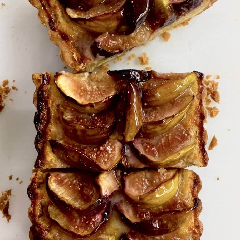 Rosebakeryginzaさんのインスタグラム写真 - (RosebakeryginzaInstagram)「Fig Tart  @rosebakeryjapan   店頭に並ぶと、すぐに完売してしまう人気商品です。 気になる方は、お早めに。  #rosebakery #rosebakeryjapan  #rosebakeryginza  #rosebakerymarunouchi  #figtart  #fruittart  #tart  #seasonal  #seasonalfruit  #fig」11月12日 13時59分 - rosebakeryjapan