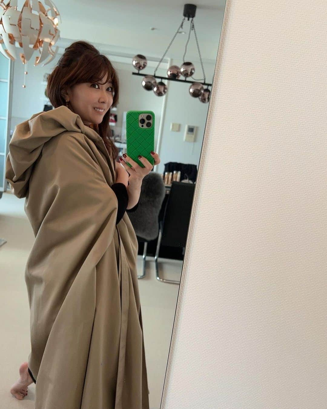 矢部美穂さんのインスタグラム写真 - (矢部美穂Instagram)「可愛い❤️❤️❤️ ケープコートなんだけどデザインが素敵すぎます✨ さすが麗葉さんだわ✨　@petitreiha   由香ちゃんが着ていたので @yukapyu3 真似っこしたんだけど 買って大正解でした😊  夏以外は着れそうなケープコート🧥💕 @fete____f   なかなかお目にかかれないデザインでお値段も素敵でした💕  これからある方にご招待いただいたので山林堂騎手と一緒に食事&お泊まりです✨  #ケープコート #ポンチョ #マントコート #デザインが #アウター #fete  #コート #40代コーデ  #40代ファッション  #40代  #矢部美穂」11月12日 14時09分 - miho.yabe.0607