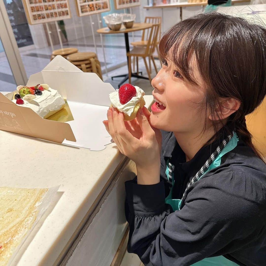 中野郁海さんのインスタグラム写真 - (中野郁海Instagram)「このまえホワイトノエルロール作ったよ🍰　@chanmio_hair さんに連れてってもらった🫶. . 余った部分の味見に全力💪 こんな彼女いかがですか？🥺 #料理教室 #ケーキ作り初心者」11月12日 14時22分 - ikumin193_888