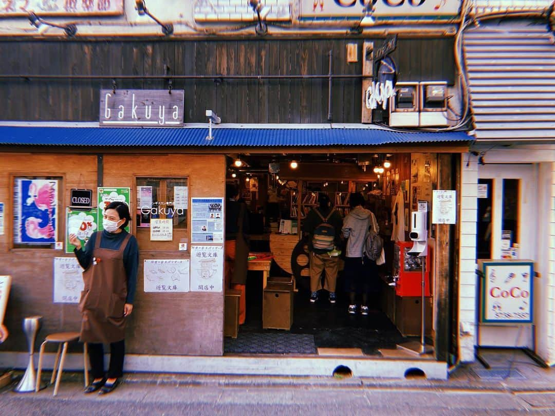 長塚圭史さんのインスタグラム写真 - (長塚圭史Instagram)「『下北沢のみち』開幕しました。ってまずは東通り商店街に遊覧文庫なる方舟のような店が⁉︎そして午前中は『ペックとスメルの秘密基地』プレビュー公演で盛り上がりました。これからソロ読み（劇団員の俳優部それぞれが一冊ないし数冊朗読する企画でございます）が15時より始まります！18時半からは一般向け朗読のワークショップも。ご興味ある方はぜひ。さまざま始まりますわ…。#下北沢のみち #阿佐ヶ谷スパイダース #遊覧文庫 #ペックとスメルの秘密基地 #店主のように座っておりますはメンバーちすんでございます #ちすん #大久保祥太郎 #ああ無情 #李千鶴 #きりぎりす」11月12日 14時22分 - k_shinagatuka